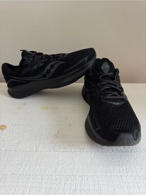 Women’s Saucony Ride 15 Running Shoes. Gently worn.